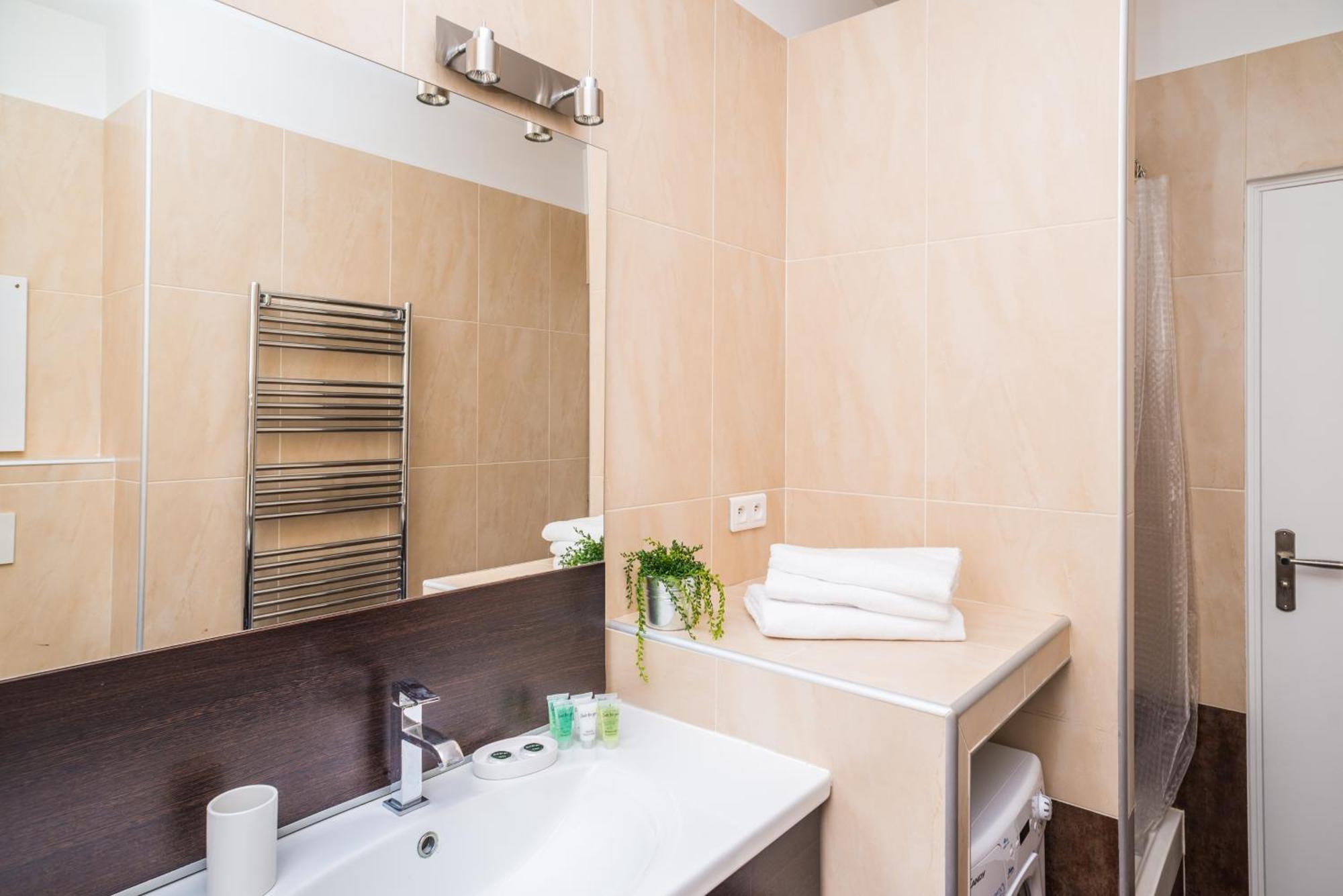 ניס Modern 2-Bedroom City Center Apartment מראה חיצוני תמונה